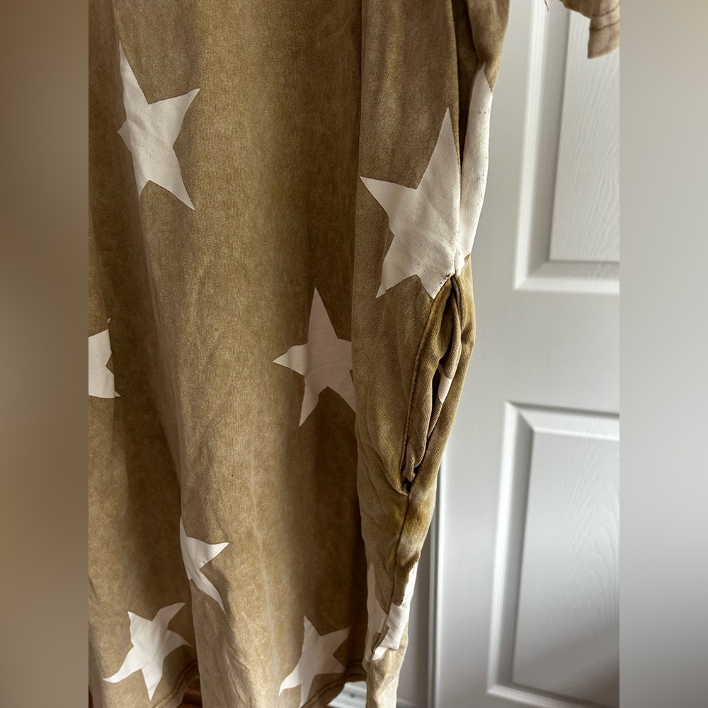 Easel Pocket Dress - Picture 2 of 5